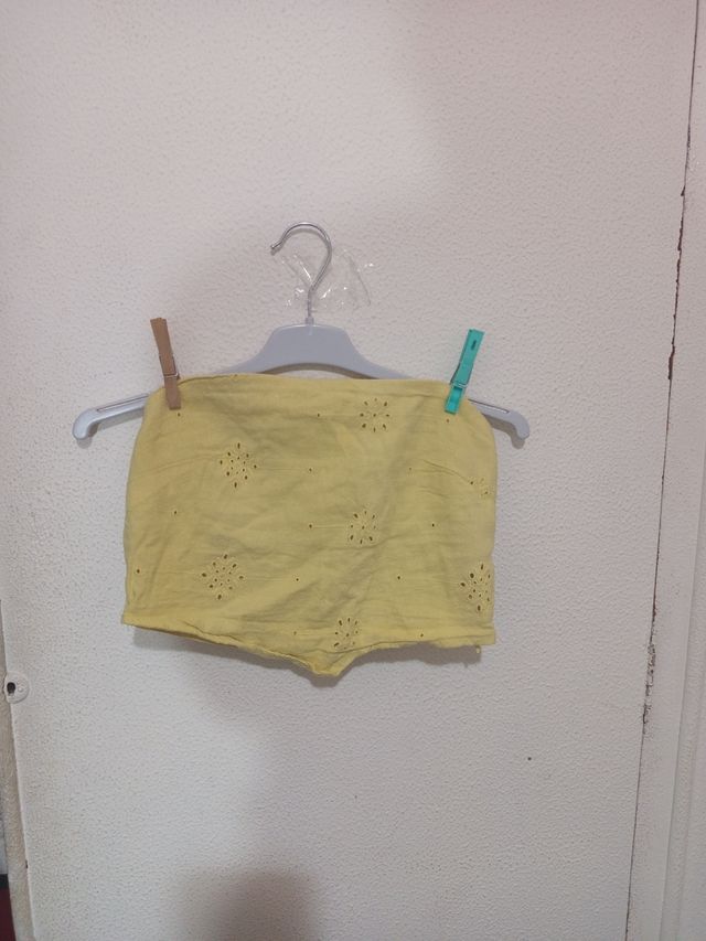 Top sin mangas amarillo