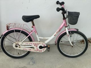 Bicicleta infantil rosa con cesta
