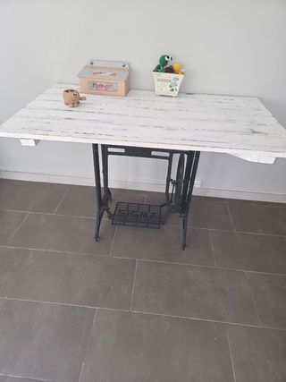 Mesa de madera con pie de máquina de coser