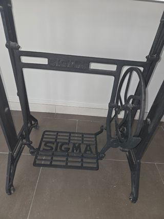 Mesa de madera con pie de máquina de coser