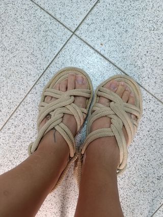 Sandalias trenzadas beige