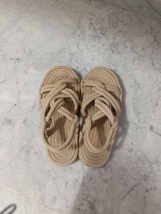 Sandalias trenzadas beige