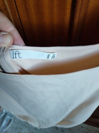 Traje beige con encaje