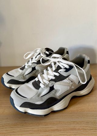Zapatillas deportivas Kelme grises y blancas
