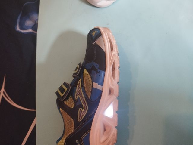 Deportivas Joma niño azul y verde
Talla 31.