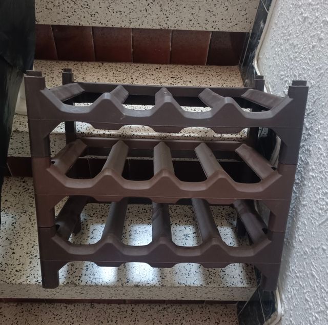 Botellero apilable de plástico marrón