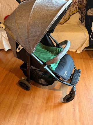 Carrito de bebé gris