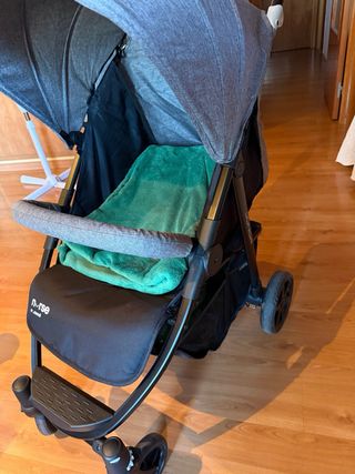 Carrito de bebé gris