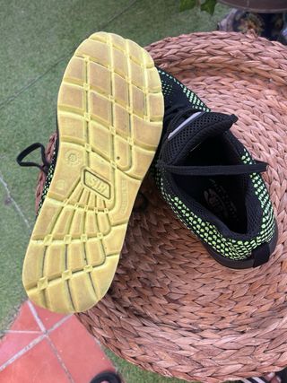 Zapatos de trabajo negros y verdes