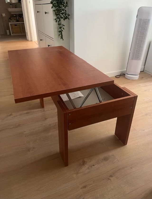 Mesita de madera marrón