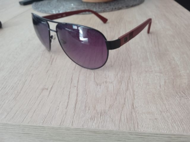 Gafas de sol Guess rojas