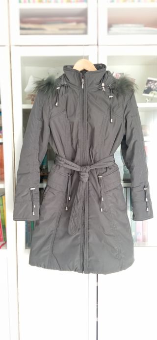 Abrigo gris entallado con capucha