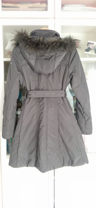 Abrigo gris entallado con capucha