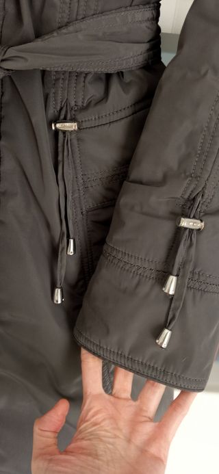 Abrigo gris entallado con capucha