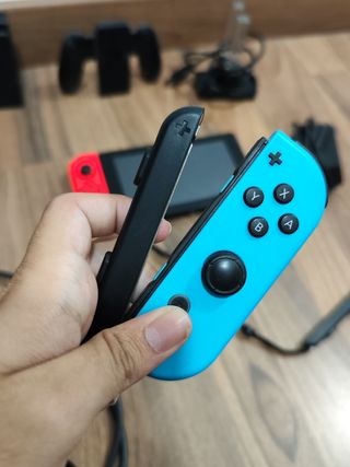 Nintendo Switch Rojo-Azul.Modelo de salida de 2017