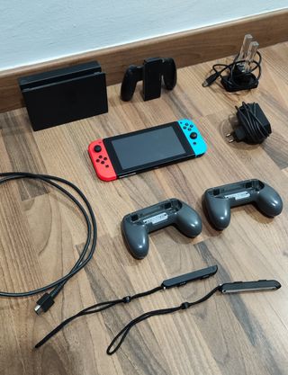 Nintendo Switch Rojo-Azul.Modelo de salida de 2017