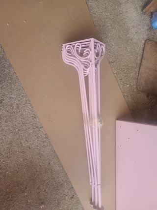 Mesa auxiliar rosa metal  