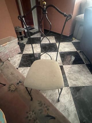 Mesa de centro y sillas de salón