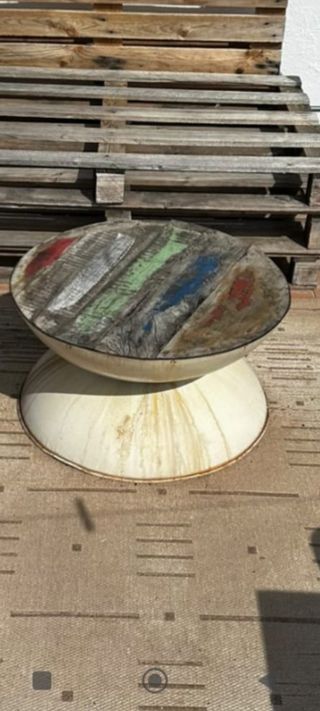 Mesa de terraza de madera y metal. Necesita arregl