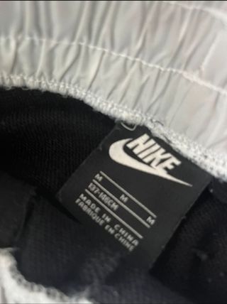 Chándal Nike Negro y Gris
Talla niño 137-146cm