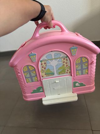 Muñeca Nenuco con casa mochila