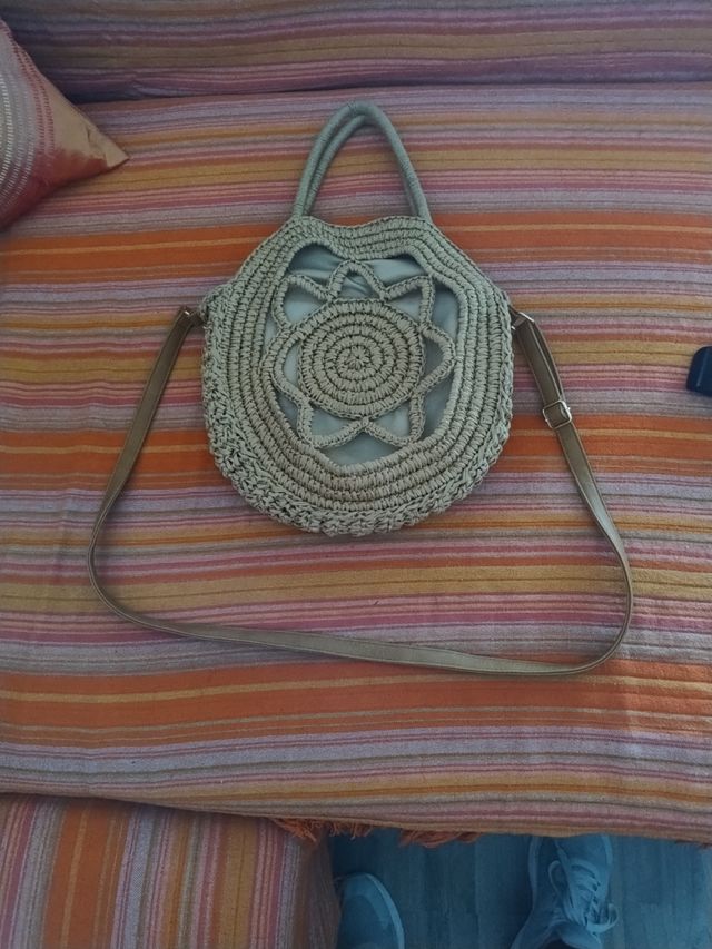 Bolso de rafia redondo con asa y correa