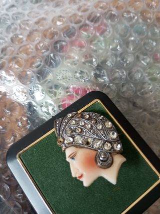 Antiguo broche años 20 mujer con turbante