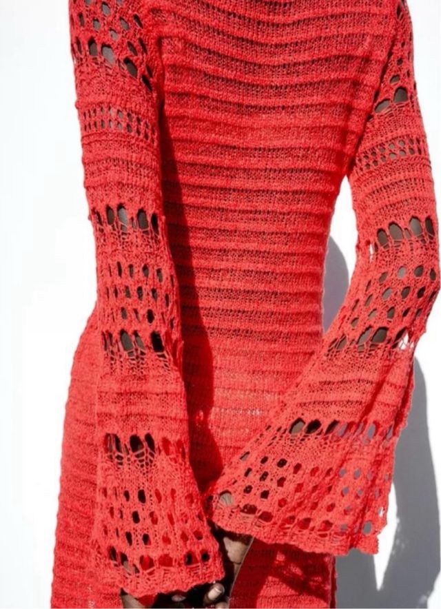 Abito rosso in maglia con spacchi