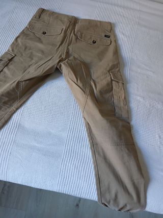 Pantalón cargo beige 12-13 años
Talla 28-32