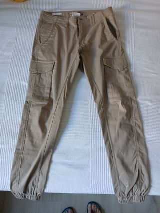 Pantalón cargo beige 12-13 años
Talla 28-32