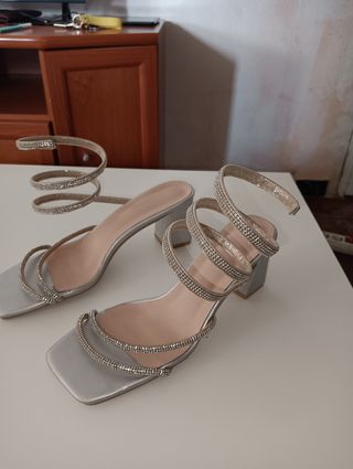 Tacones de fiesta dorados y plateados