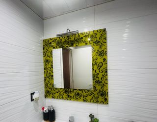 Espejo de baño con marco decorado