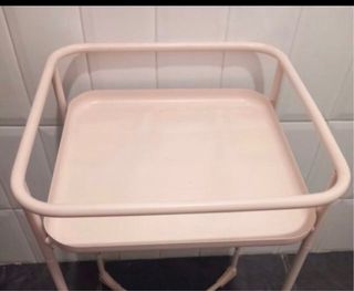 Mesita auxiliar rosa Ikea ideal