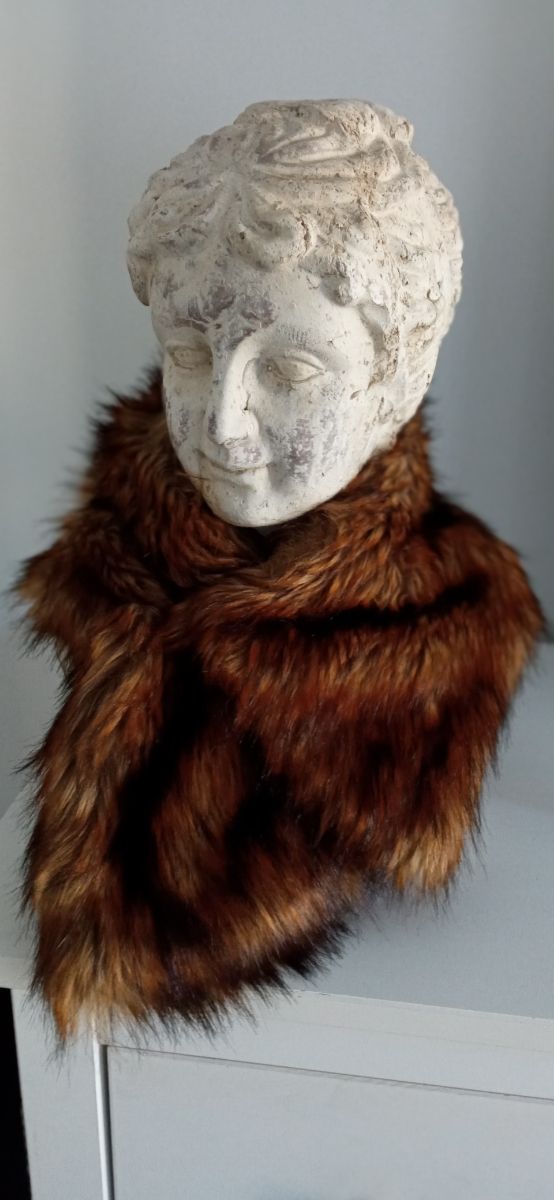 Cuello de pelo marrón.