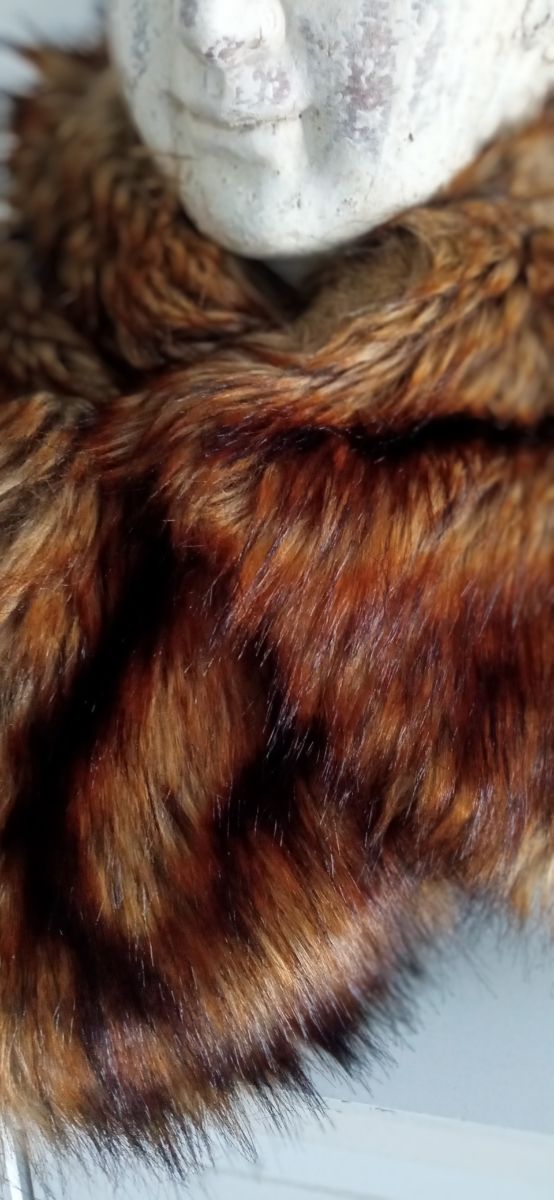 Cuello de pelo marrón.