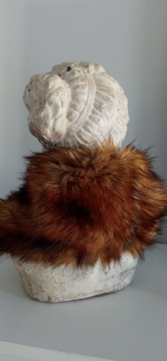 Cuello de pelo marrón.