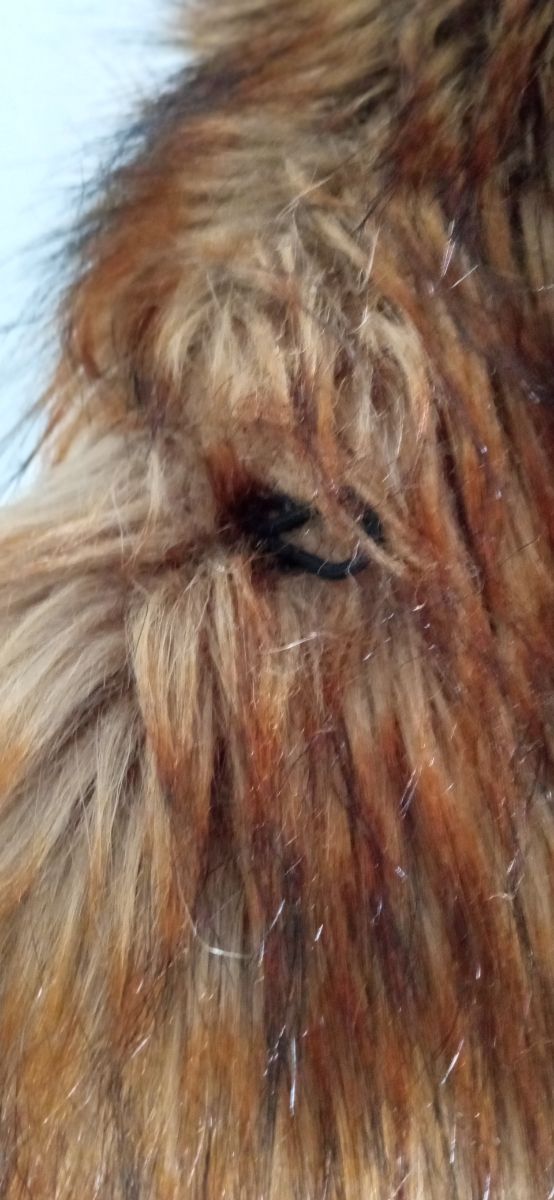 Cuello de pelo marrón.