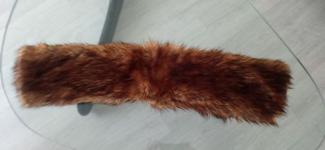 Cuello de pelo marrón.