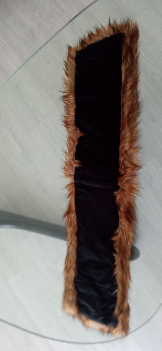 Cuello de pelo marrón.