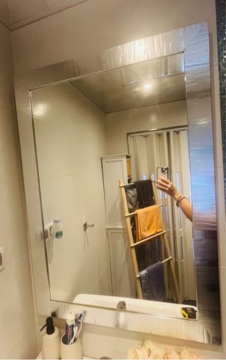 Espejo de baño plateado y blanco