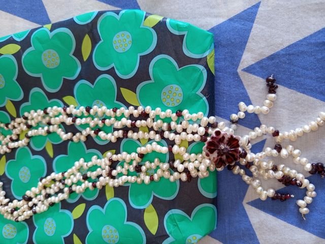 COLLAR DE PERLAS PEQUEÑAS ESTA NUEVO TIENE 3 VUEL