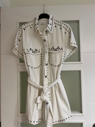 Vestido blanco con tachuelas
