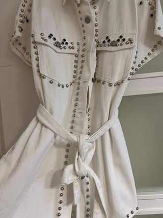 Vestido blanco con tachuelas