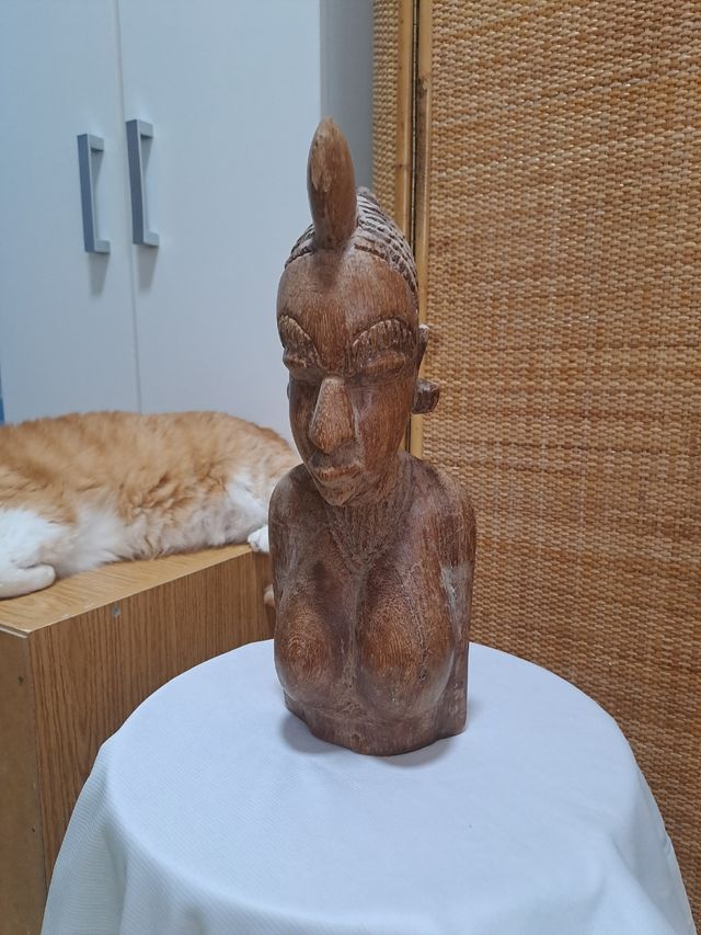 Busto o estatua africana de madera