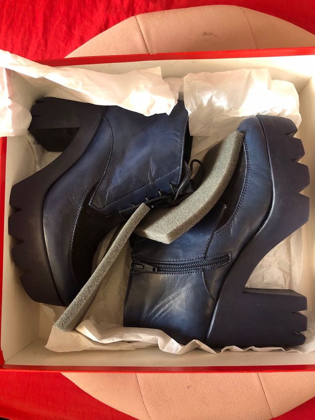 Botines de tacón “To be” piel azul.