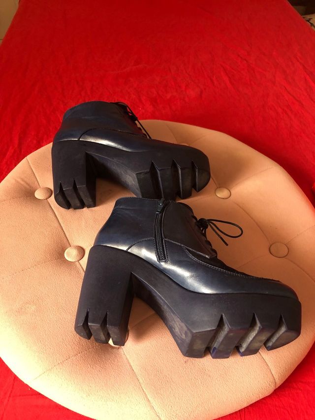 Botines de tacón “To be” piel azul.