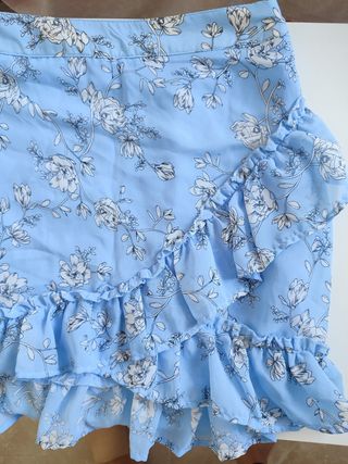 Minifalda floral azul y blanco