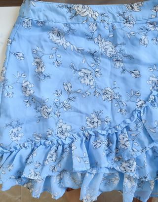 Minifalda floral azul y blanco