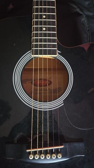 Guitarra Acústica Negra amplificable