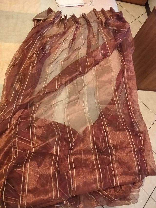 Tende in chiffon marroni e trasparenti